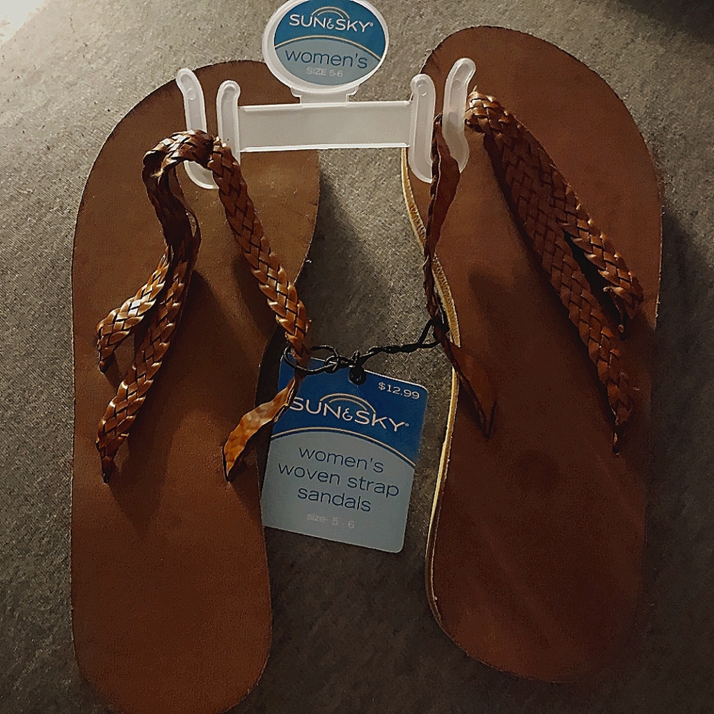Size 6 sandals they are brown.